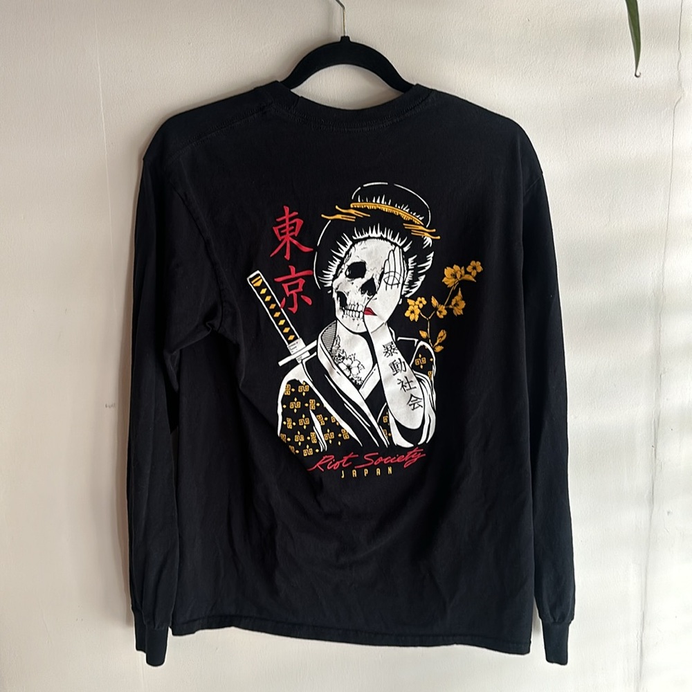 Riot Society men’s long sleeve T-shirt, size medium